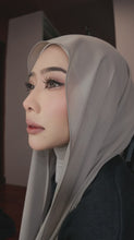 Load and play video in Gallery viewer, Ivy Sophia Volumising Tubing Mascara by Fatin Afeefa
